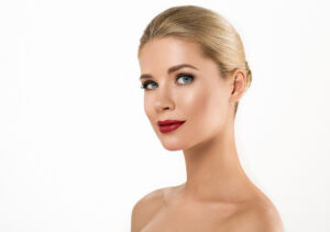 Woman with luscious lips | Featured iamge for natural lip enlargement.