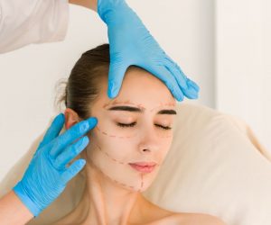 Image of surgeon checking the patient's face | Featured image for choosing a cosmetic surgeon